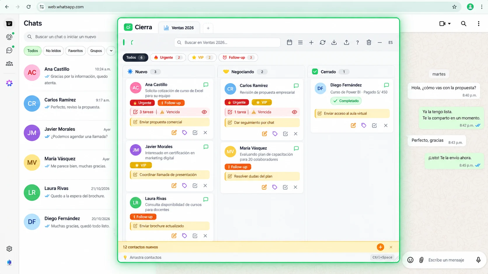 Tablero de Cierra con clientes en las etapas Nuevo, Negociando y Cerrado, abierto sobre WhatsApp Web